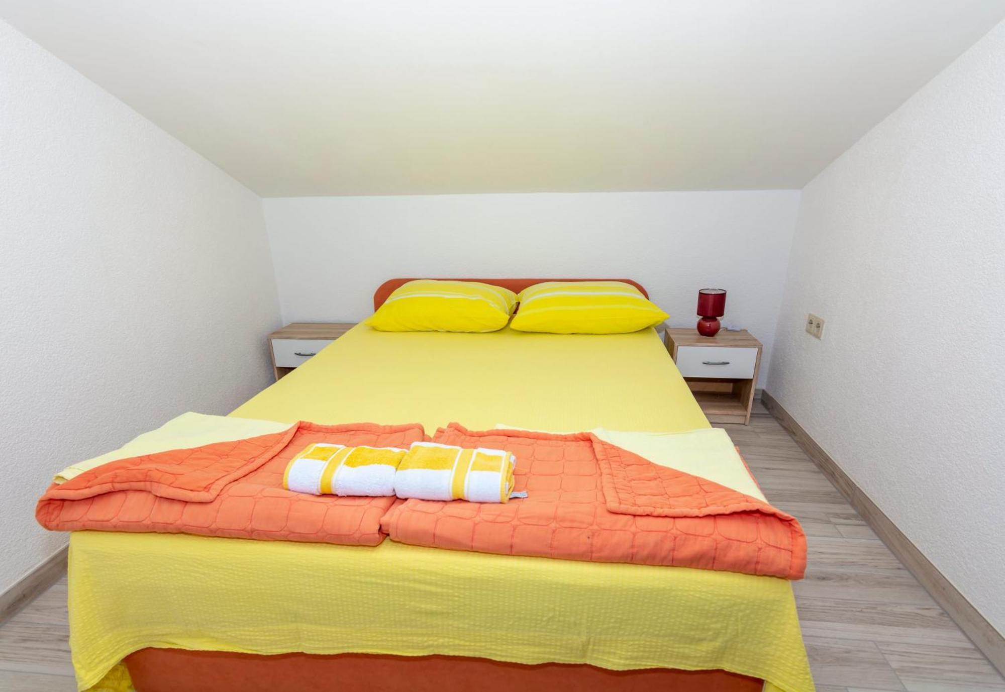 Apartmani Filip Pag Town Exteriör bild