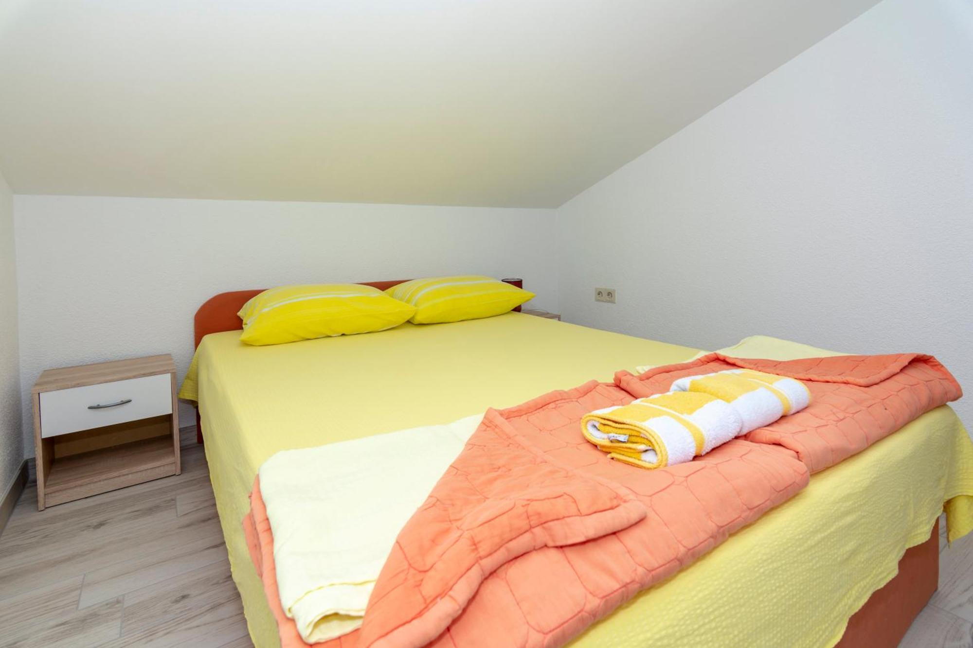 Apartmani Filip Pag Town Exteriör bild