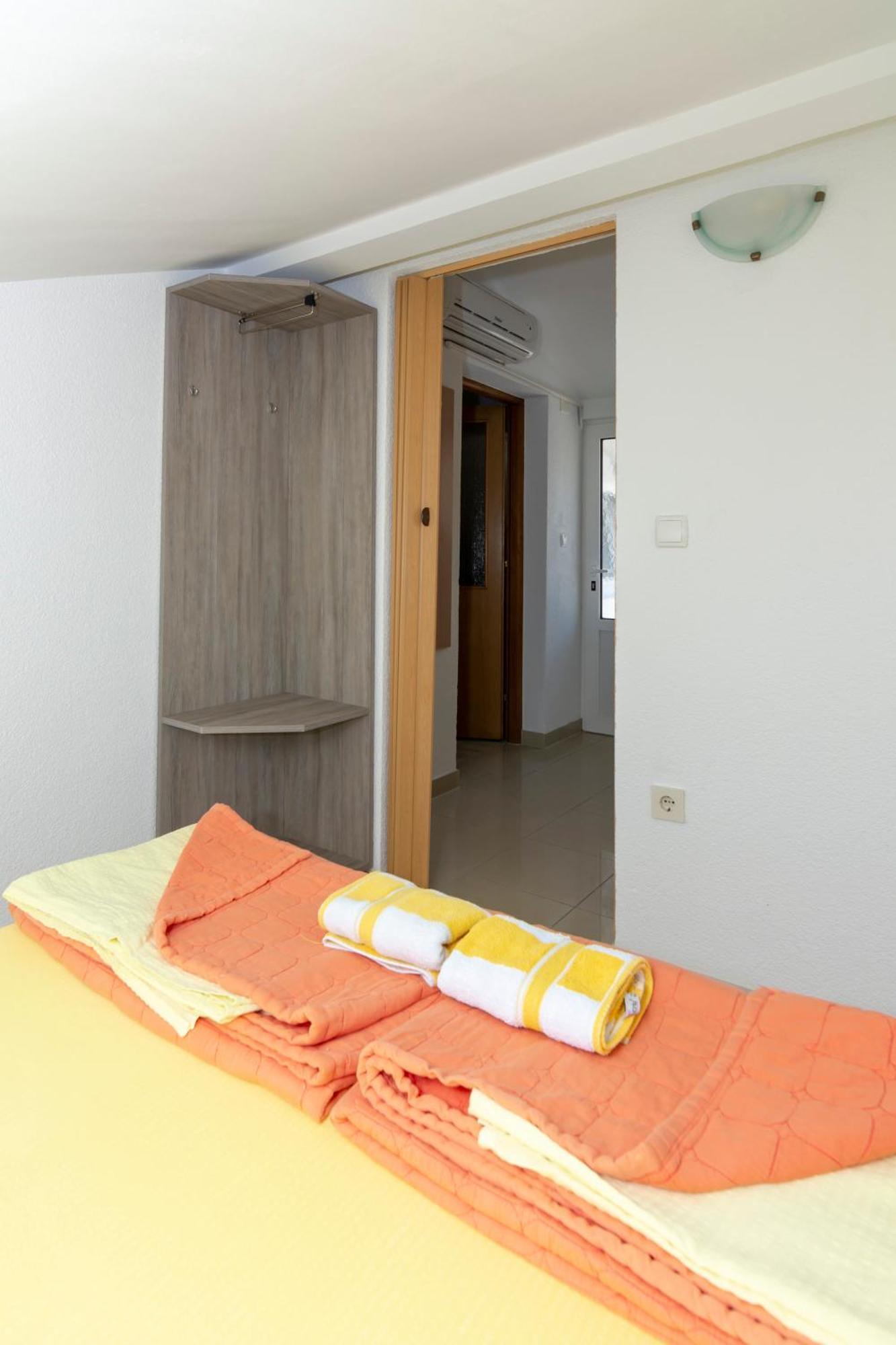 Apartmani Filip Pag Town Exteriör bild